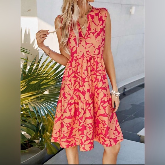 NWOT Notched V-Neck Plant Print Tiered Dress Size Medium - Picture 4 of 9